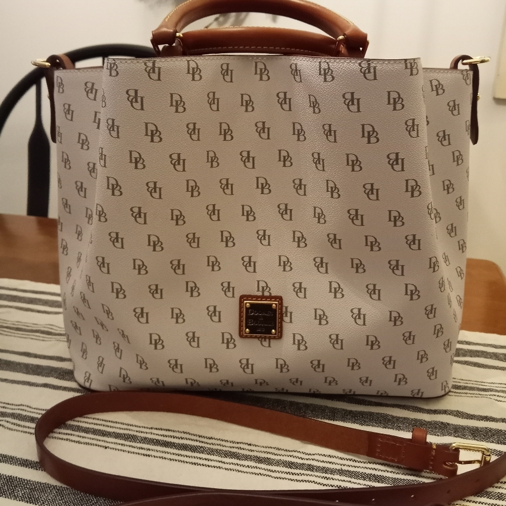 Dooney & Bourke Gretta Large Barlow Tote. Signature.
